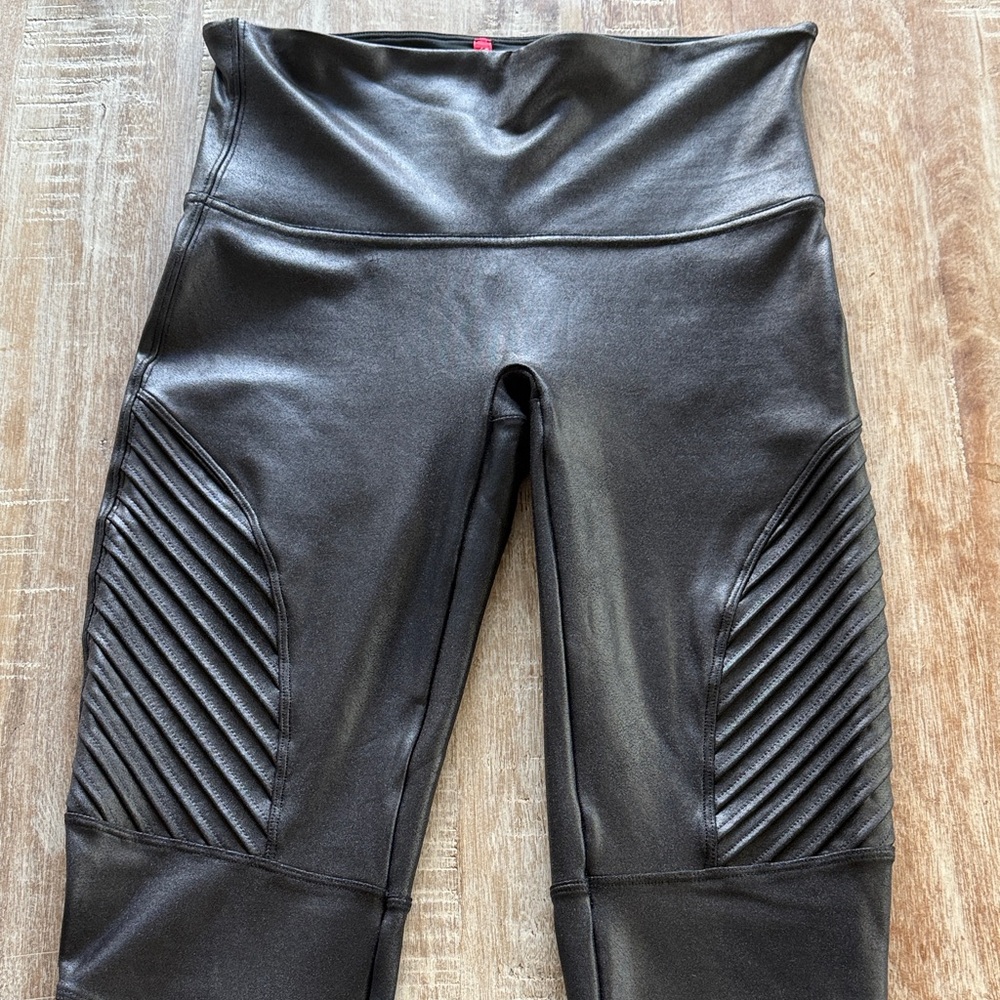 SPANX Textured Black Leggings - Picture 4 of 5